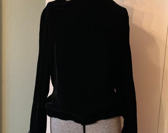 Blusa Art Déco de terciopelo negro de los años 30 con puños con volantes y cuentas / M