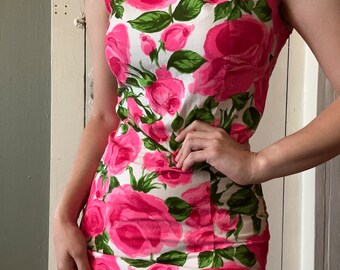 1950s Day-Glo Neon Hot Pink Painterly Illustrated Rose Print Wiggle Dress | XS — S