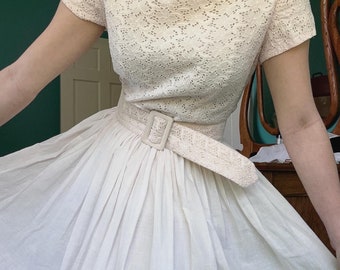 1950s Petal Pale Blush Pink Full Skirt Cotton Floral Eyelet Day Dress | M — L