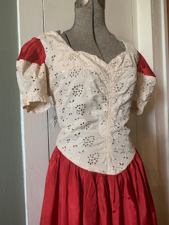 1930s Red & Cream Cotton Floral Eyelet Puff Sleev… - image 9