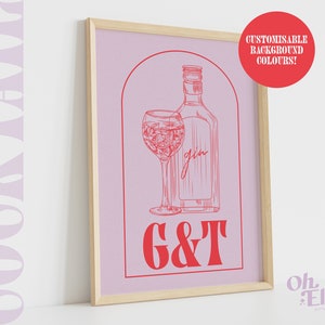 Pu&ograve; includere: Una stampa incorniciata con sfondo lilla chiaro, raffigurante un disegno a tratto rosso di una bottiglia di gin e un bicchiere di gin tonic. Le parole "Gin" e "G&T" sono rosse. La cornice &egrave; in legno chiaro. Un cerchio rosso dice "Customisable Background Colours!"