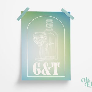 Pu&ograve; includere: Un poster con un disegno a tratto di una bottiglia di gin e un bicchiere pieno. Le parole "G & T" sono sotto. Lo sfondo &egrave; una sfumatura di verde e blu, con la parola "gin" sulla bottiglia.