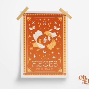 Może przedstawiać: Brązowo-pomarańczowy plakat ze stylizowaną ilustracją znaku zodiaku Ryby. Plakat przedstawia dwie ryby pływające w k&oacute;łko, otoczone gwiazdami, rogalem księżyca i innymi symbolami niebieskimi. Tekst "PISCES" jest wydrukowany pogrubioną, białą czcionką na dole plakatu, wraz z datami "FEB 19 - MAR 20".