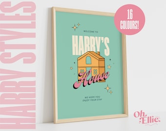 Op de afbeelding: Een turquoiseblauwe printbare wandkunstprint met een geel huis en de tekst "Welkom in Harry's House" in een retro-lettertype. De print bevat ook sterren en de tekst "We hopen dat je van je verblijf geniet".