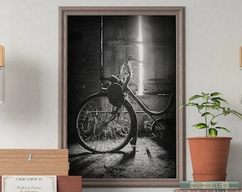 Photo en noir et blanc d'un ancien Solex abandonné, impression poster, Fine Art Hahnemühle pour décoration murale vintage