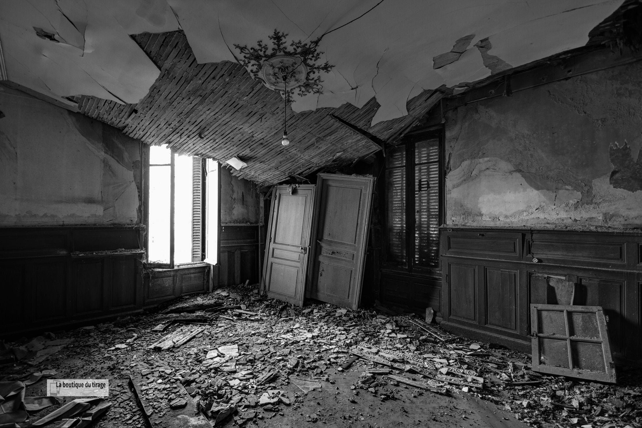 Black and white photo of an old living room in an abandoned mansion