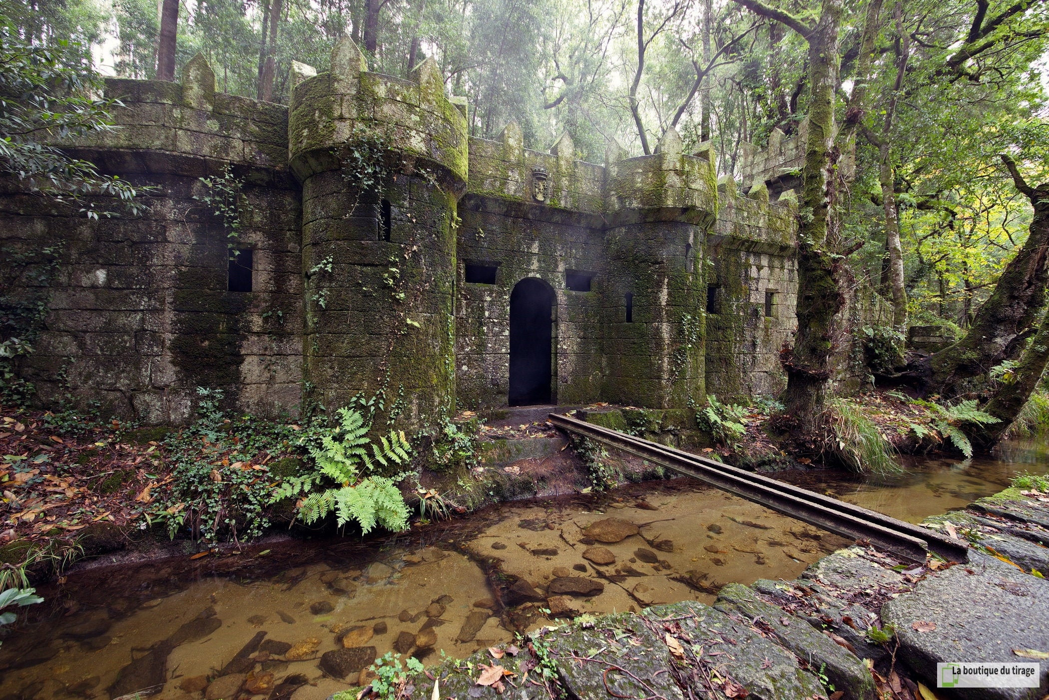 Photo of a small abandoned castle in a forest in Portugal