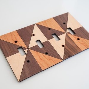 Handgjort träskydd för strömbrytare: Geometrisk triangeldesign