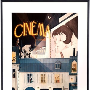 Può includere: Un'illustrazione in stile vintage di una strada parigina di notte con una insegna di cinema che recita "CINEMA". Il cinema sta proiettando un film chiamato "Le Voyage Dans La Lune". Ci sono persone che camminano per strada e un cane.