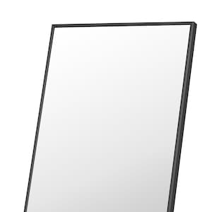 Peut inclure: Un miroir rectangulaire avec un cadre noir. La surface r&eacute;fl&eacute;chissante du miroir est blanche, et le cadre est noir mat et fin. Le miroir est l&eacute;g&egrave;rement inclin&eacute;, mettant en valeur ses lignes &eacute;pur&eacute;es et son design minimaliste.