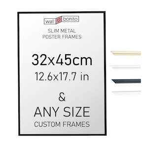 Peut inclure: Un cadre de poster rectangulaire en métal fin noir avec le texte wall bonito SLIM METAL POSTER FRAMES 32x45cm 12.6x17.7 in & ANY SIZE CUSTOM FRAMES. À droite, quatre petits échantillons de profilés de cadre en beige, blanc, noir et blanc.