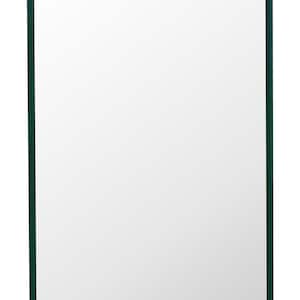 Puede incluir: Un espejo rectangular con un marco verde oscuro. La superficie reflectante del espejo llena la mayor parte del marco, ofreciendo una vista clara y sin obstrucciones. El color del marco proporciona un contraste llamativo con el fondo blanco.