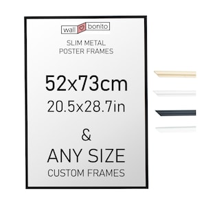 Puede incluir: Un marco de póster de metal negro delgado con el texto wall bonito SLIM METAL POSTER FRAMES 52x73cm 20.5x28.7in & ANY SIZE CUSTOM FRAMES. A la derecha hay cuatro pequeñas muestras de perfiles de marco en beige, blanco, negro y plata.