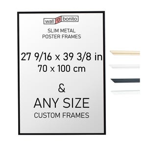 Könnte beinhalten: Ein rechteckiger, schmaler Metall-Posterrahmen in Schwarz mit dem Text wall bonito SLIM METAL POSTER FRAMES 27 9/16 x 39 3/8 in 70 x 100 cm & ANY SIZE CUSTOM FRAMES. Rechts befinden sich vier schmale Rahmenprofil-Muster in Beige, Weiß, Schwarz und Silber.