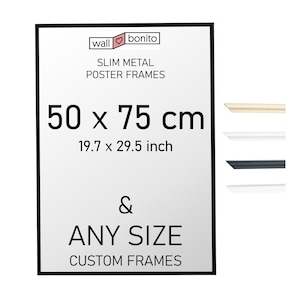 Può includere: Una cornice rettangolare sottile in metallo nero per poster con il testo wall bonito SLIM METAL POSTER FRAMES 50 x 75 cm 19.7 x 29.5 inch & ANY SIZE CUSTOM FRAMES. A destra ci sono quattro campioni di profili per cornici in beige, bianco, nero e argento.