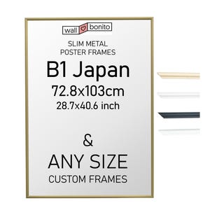 Puede incluir: Un marco de póster de metal dorado fino con el texto wall bonito, SLIM METAL POSTER FRAMES, B1 Japan, 72.8x103cm, 28.7x40.6 inch, & ANY SIZE CUSTOM FRAMES. A la derecha hay cuatro muestras de perfiles de marco en oro, blanco, negro y blanco.