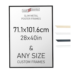 Può includere: Una cornice rettangolare sottile in metallo nero per poster con il testo wall bonito SLIM METAL POSTER FRAMES 71.1x101.6cm 28x40in & ANY SIZE CUSTOM FRAMES. A destra ci sono quattro campioni di profili per cornici in beige, bianco, nero e argento.