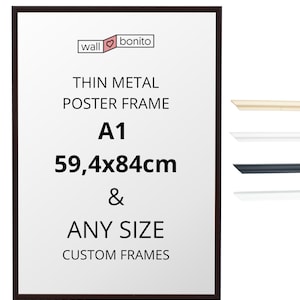 Peut inclure: Un cadre de poster en métal fin brun foncé avec un centre blanc. Le texte indique wall bonito, THIN METAL POSTER FRAME, A1, 59,4x84cm & ANY SIZE CUSTOM FRAMES. À droite, quatre échantillons de profilés de cadre en beige, blanc, noir et blanc.