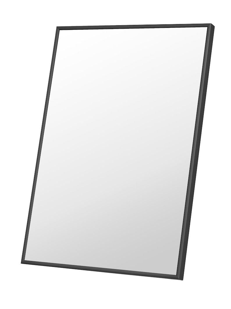 Peut inclure: Un miroir rectangulaire avec un cadre noir. La surface r&eacute;fl&eacute;chissante du miroir est blanche, et le cadre est noir mat et fin. Le miroir est l&eacute;g&egrave;rement inclin&eacute;, mettant en valeur ses lignes &eacute;pur&eacute;es et son design minimaliste.