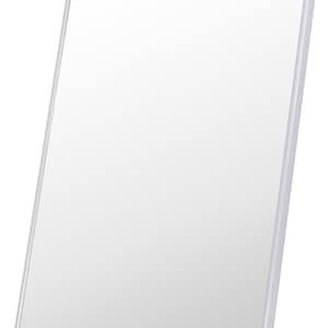 Puede incluir: Un espejo rectangular con marco blanco. El espejo est&aacute; ligeramente inclinado, mostrando su superficie reflectante. El marco tiene un dise&ntilde;o simple y limpio, adecuado para varios estilos de decoraci&oacute;n.