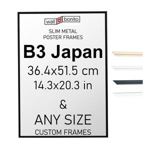 Könnte beinhalten: Ein schwarzer, schmaler Metall-Posterrahmen mit dem Text wall bonito SLIM METAL POSTER FRAMES B3 Japan 36.4x51.5 cm 14.3x20.3 in & ANY SIZE CUSTOM FRAMES. Rechts befinden sich vier schmale Rahmenprofil-Muster in Beige, Weiß, Schwarz und Weiß.