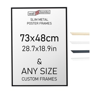 Könnte beinhalten: Ein schwarzer, schmaler Metall-Posterrahmen mit dem Text wall bonito SLIM METAL POSTER FRAMES 73x48cm 28.7x18.9in & ANY SIZE CUSTOM FRAMES. Rechts befinden sich vier kleine Rahmenprofil-Muster in den Farben Beige, Weiß, Schwarz und Silber.