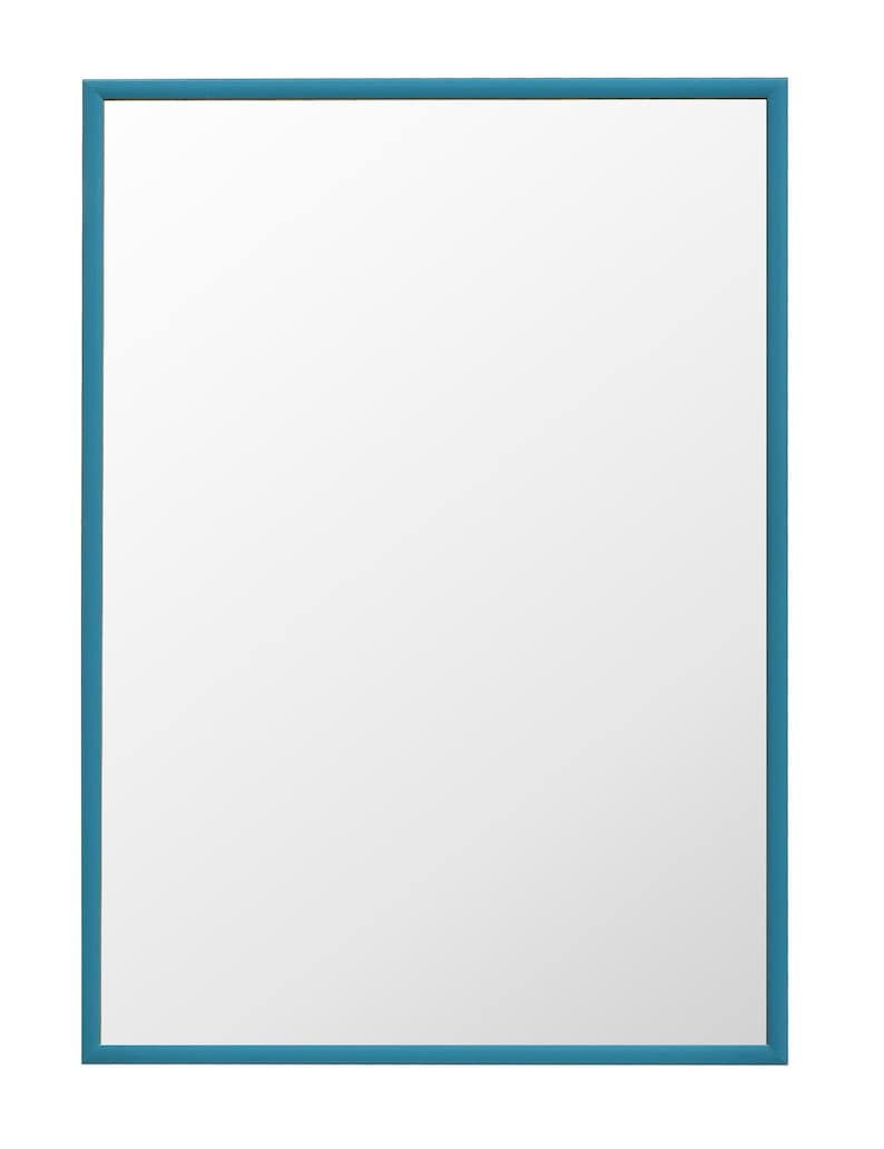 Puede incluir: Un espejo rectangular con un marco azul turquesa. La superficie del espejo es blanca y el marco es de color liso y mate. El dise&ntilde;o es simple y moderno, adecuado para varios estilos de interiores.