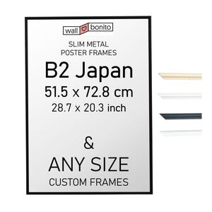 Puede incluir: Un marco de póster rectangular de metal negro fino con el texto wall bonito SLIM METAL POSTER FRAMES B2 Japan 51.5 x 72.8 cm 28.7 x 20.3 inch & ANY SIZE CUSTOM FRAMES. A la derecha hay cuatro muestras de perfiles de marco en beige, blanco, negro y blanco.
