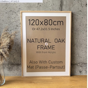 Może przedstawiać: Oprawione dzieło sztuki z ramą z naturalnego dębu. Wymiary ramy to 120 x 80 cm. Widoczny tekst "NATURAL OAK FRAME" i "With front Acrylic". Zawiera również passe-partout.