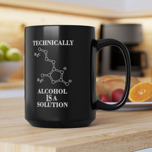 Puede incluir: Taza de café negra con texto blanco que dice "Técnicamente el alcohol es una solución" y una fórmula química para el etanol.