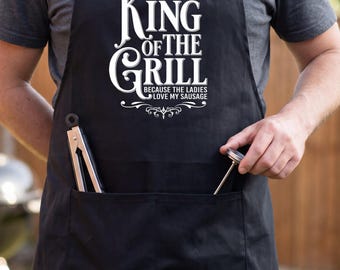 Funny BBQ Apron for Men, Black Cotton Chef Apron with Pockets, Fathers Day Gift for Dad Grandad, Grillfather King of the Grill Novelty Apron
