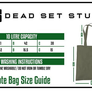 Pu&ograve; includere: Borsa tote verde oliva con dimensioni e istruzioni di lavaggio. La borsa &egrave; larga 21 cm, alta 42 cm e profonda 38 cm. La borsa ha una capacit&agrave; di 10 litri ed &egrave; lavabile in lavatrice. Il testo "DEAD SET STUDIO" e "Tote Bag Size Guide" &egrave; incluso.