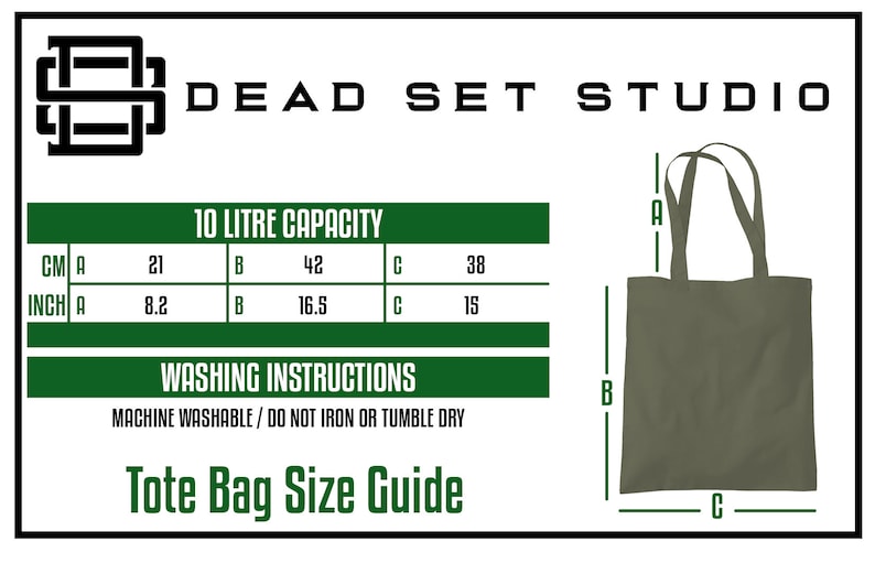 Pu&ograve; includere: Borsa tote verde oliva con dimensioni e istruzioni di lavaggio. La borsa &egrave; larga 21 cm, alta 42 cm e profonda 38 cm. La borsa ha una capacit&agrave; di 10 litri ed &egrave; lavabile in lavatrice. Il testo "DEAD SET STUDIO" e "Tote Bag Size Guide" &egrave; incluso.