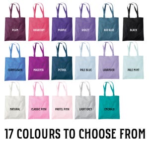 Pu&ograve; includere: Una collezione di 17 borse tote in vari colori, tra cui prugna, lampone, viola, violetto, azzurro e nero. Ogni borsa ha un manico abbinato e il nome del colore stampato sul davanti. Il testo "17 COLOURS TO CHOOSE FROM" &egrave; in basso.