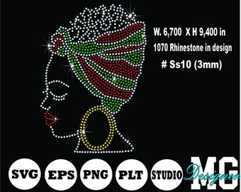Peut inclure: Un design en strass représentant le visage d'une femme avec un turban vert, rouge et blanc. Le design mesure 6 700 pouces de large et 9 400 pouces de haut et utilise 1 070 strass. Les strass sont de taille 10 (3 mm).