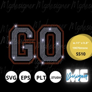 Puede incluir: Diseño de planchado de pedrería con la palabra "GO" en blanco y naranja. El diseño mide 28 cm de ancho y 20 cm de alto. El diseño está hecho con pedrería SS10.