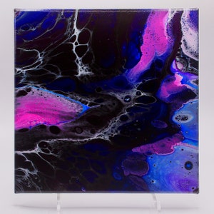 Könnte beinhalten: Quadratisches abstraktes Acrylgemälde mit dunklem Hintergrund und wirbelnden Mustern. Das Kunstwerk verwendet Farbtöne von Blau, Schwarz, Weiß und Pink. Das Gemälde wird auf einer transparenten Staffelei präsentiert. Maße: ca. 30 cm x 30 cm.