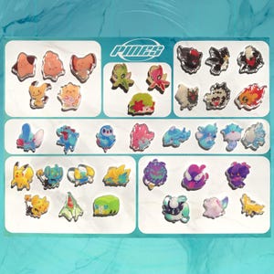 Puede incluir: Una colección de 30 pines de esmalte coloridos con varios personajes de Pokémon. Los pines están dispuestos en filas sobre un fondo blanco con la palabra "PINES" impresa en negro en la parte superior.