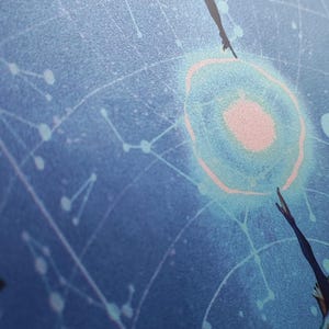 Pu&ograve; includere: Stampa d'arte digitale astratta con figure silhouette che si protendono verso un cerchio rosa e arancione luminoso. Lo sfondo &egrave; blu strutturato con linee e punti bianchi, creando un tema celeste o scientifico.