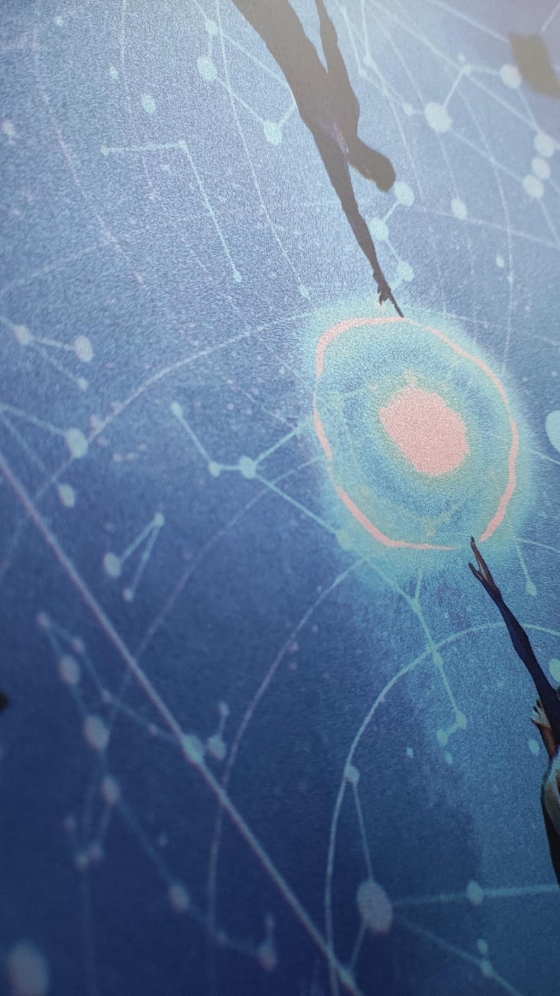 Pu&ograve; includere: Stampa d'arte digitale astratta con figure silhouette che si protendono verso un cerchio rosa e arancione luminoso. Lo sfondo &egrave; blu strutturato con linee e punti bianchi, creando un tema celeste o scientifico.