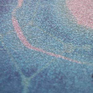 Pu&ograve; includere: Design tessile astratto dall'aspetto strutturato. La tavolozza dei colori comprende sfumature di blu, rosa e marrone. Il design presenta forme e linee organiche, creando un'estetica morbida e artistica.