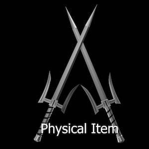 Może przedstawiać: Dwa srebrne miecze z czarnymi rękojeściami są skrzyżowane w środku obrazu. Miecze mają po trzy ostrza z każdej strony. Tekst "Physical Item" znajduje się pod mieczami.