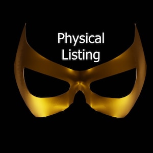 Könnte beinhalten: Eine goldfarbene Maske mit einem scharfen, kantigen Design. Die Maske hat eine erhabene, strukturierte Oberfläche und einen schwarzen Hintergrund. Der Text "Physical Listing" ist in Weiß über der Maske geschrieben.