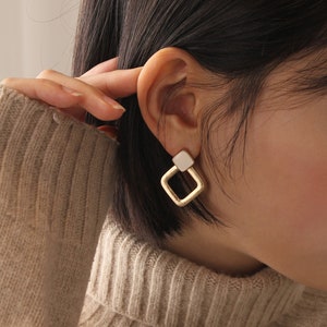 Pendientes retro "Macri" únicos de resina epoxi con poste de titanio • Pendientes hipoalergénicos clásicos y retro • ¡Regalo de cumpleaños perfecto!