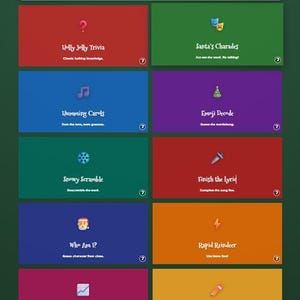 Könnte beinhalten: Ein weihnachtliches Spielbrett mit verschiedenen Spieloptionen. Oben auf dem Brett steht "Christmas Game Night" in Rot und Grün. Zu den Spielen gehören "Holly Jolly Trivia", "Santa's Charades" und "Humming Carols".