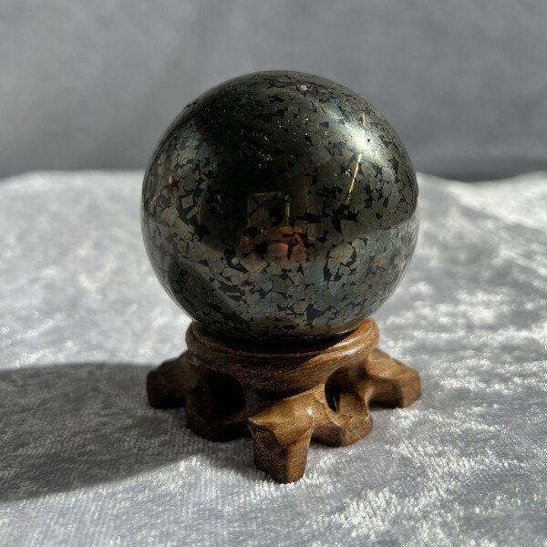 Superbe grande sphère de pyrite avec support