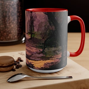 Cette tasse à café en céramique présente un sentier de randonnée dans les bois enchanté, avec une ambiance mystérieuse. Un cadeau parfait pour n&#39;importe qui.
