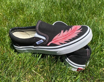Aangepaste handgeschilderde slip-on busjes, veer, roze, rood, boho, sneakers, schoenen