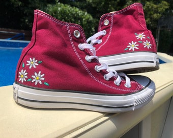 Aangepaste handgeschilderde hoge top converse, daisy, bloemen, sneakers, rood, kastanjebruin