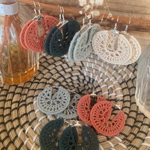 Amantes neutros Boho Crochet Lacey Hoops / Pendientes Boho / Pendientes de ganchillo / Declaración / Ganchillo hecho a mano imagen 4